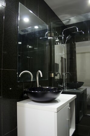 Deluxe Double Room, 1 King Bed | Bathroom | Shower, free toiletries, hair dryer, slippers - Hotel M9 (Tbilisi)