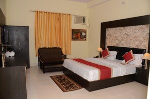 Chambre Standard double, 1 très grand lit, non-fumeur | Coffre-fort, système d’insonorisation, accès au Wi-Fi (inclus)