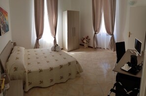 Suite Familiale, 2 chambres, salle de bains attenante | Coffres-forts dans les chambres, bureau, rideaux occultants