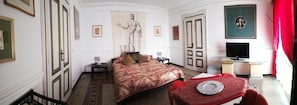 Quarto casal superior | Individualmente decorados, individualmente mobiliados, escrivaninha