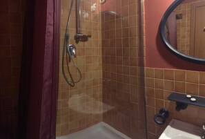 Basic Apartment, 1 Bedroom, Non Smoking, Courtyard View | Bathroom | Shower, free toiletries, hair dryer, bidet - B&B degli Ottimati (Reggio Calabria)