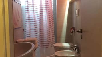 Quarto casal superior | Banheiro | Chuveiro, produtos de toalete grátis, secador de cabelo, bidê