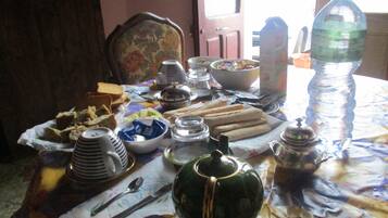 Tägliches inbegriffenes kontinentales Frühstück