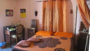 A bedroom with a bed, a desk, and a chair. - L'Antica Locanda (Iglesias)