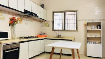 Full-size fridge, microwave, oven, stovetop