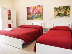 Chambre Triple Premium, salle de bains attenante | Couette en duvet d'oie, matelas mémoire de forme, bureau