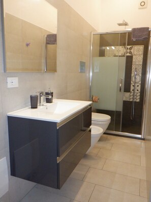 Premium-Dreibettzimmer, mit Bad | Badezimmer | Dusche, Regendusche, kostenlose Toilettenartikel, Haartrockner