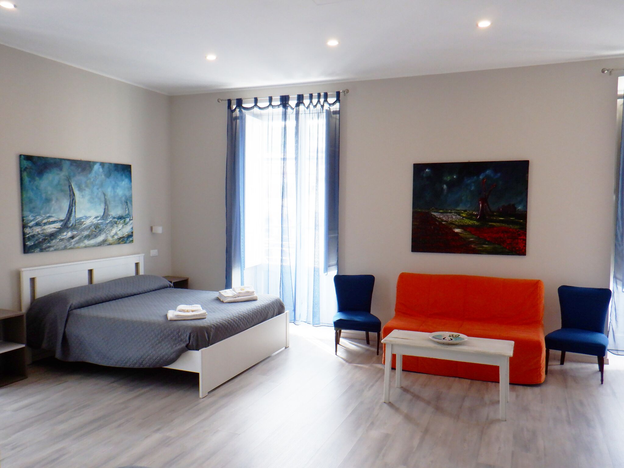 Deluxe-Vierbettzimmer, mit Bad | Daunenbettdecken, Betten mit Memory-Foam-Matratzen, Schreibtisch