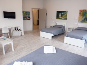 Chambre Quadruple Deluxe, salle de bains attenante | Couette en duvet d'oie, matelas mémoire de forme, bureau