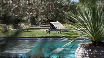 Kolam renang outdoor musiman, dengan kursi berjemur