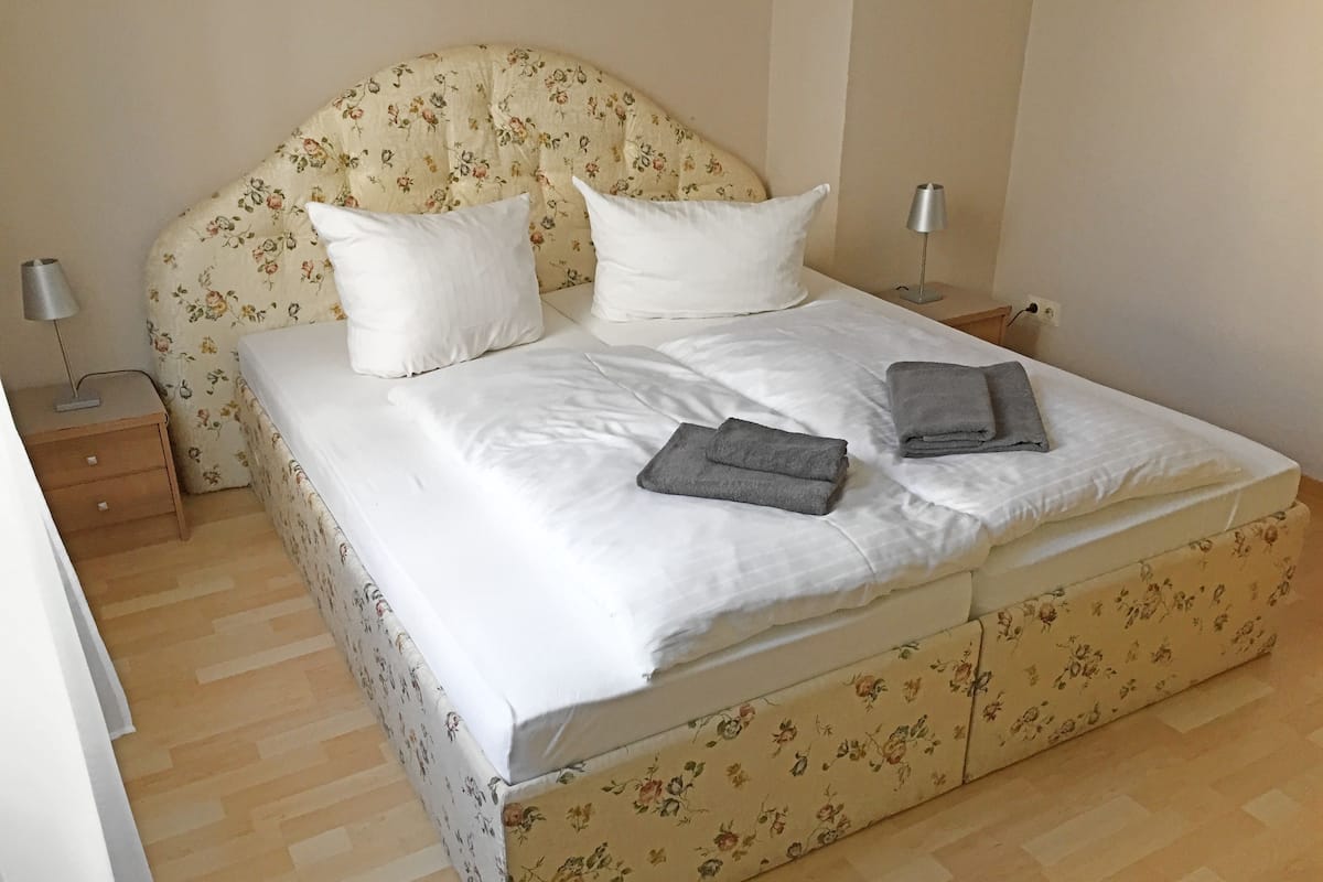 Apartment, 2 Schlafzimmer | Zimmersafe, Schreibtisch, Verdunkelungsvorhänge, Babybetten