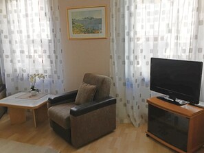 Appartement, 2 chambres | Salle de séjour | Télévision