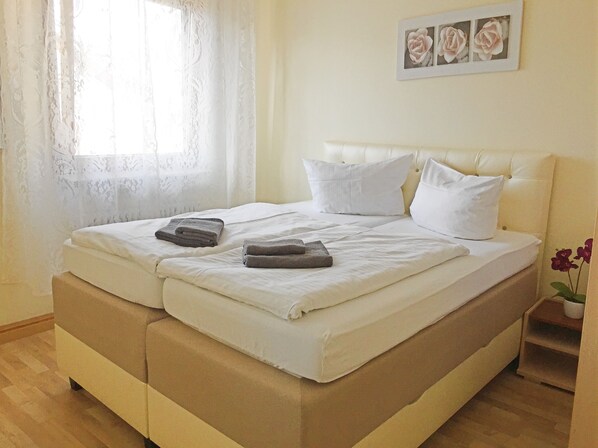 Apartment, 1 Schlafzimmer | Zimmersafe, Schreibtisch, Verdunkelungsvorhänge, Babybetten