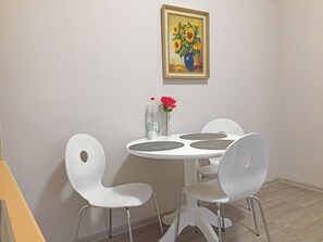 Appartement, 2 chambres | Cuisine privée | Réfrigérateur, micro-ondes, four, plaque de cuisson