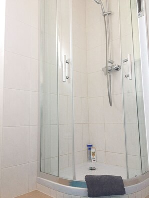 Deep-soaking bathtub, free toiletries, hair dryer, towels - Augusta Apartments (Baden-Baden)