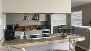 Condo de base, Plusieurs lits | Cuisine privée | Cafetière-théière, réfrigérateur, four à micro-ondes, un four
