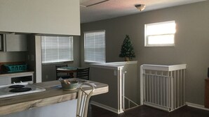 Condo de base, Plusieurs lits | Cuisine privée | Cafetière-théière, réfrigérateur, four à micro-ondes, un four