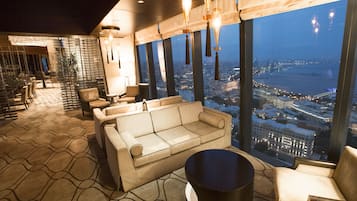 2 bars/lounges, lobby lounge