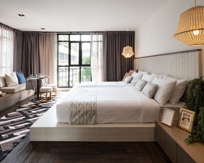 Private Triple Room with Ensuite Bathroom | In-room safe, iron/ironing board, free WiFi, bed sheets - Warm Window Silom - Hostel (Bangkok)