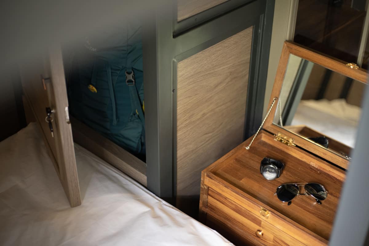 4-Beds Mixed Dormitory | Caja de seguridad en la habitación y tabla de planchar con plancha