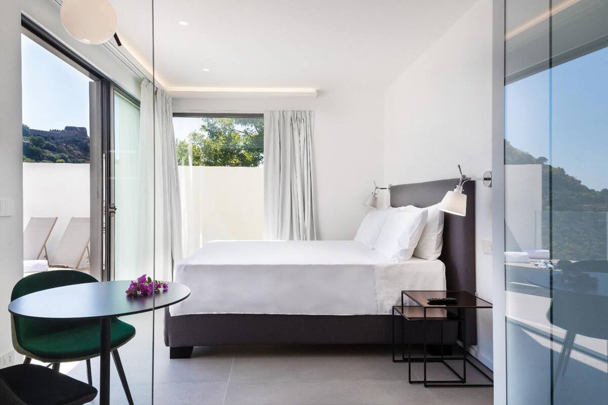 Panorama appartement, uitzicht op zee | 1 slaapkamer, luxe beddengoed, een kluis op de kamer, een laptopwerkplek