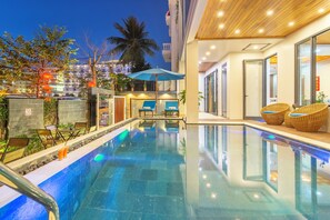 Outdoor pool, pool umbrellas, sun loungers