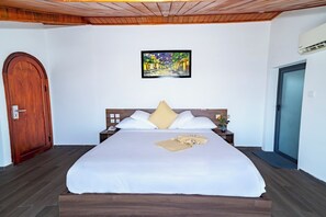 Quarto casal luxo, 1 cama King, sacada | Frigobar, cofres nos quartos, escrivaninha, quartos à prova de som