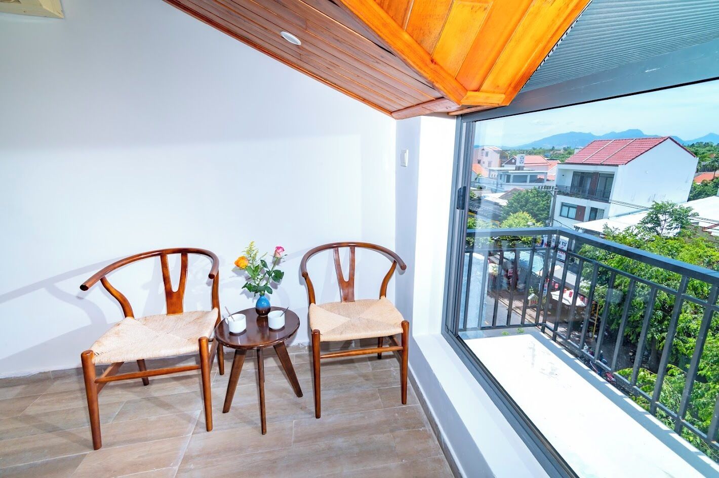 deluxe double room, 1 king bed, balcony | minibar, in-room safe, desk, soundproofing