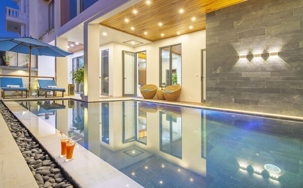 室外游泳池,池畔遮阳伞,日光浴躺椅