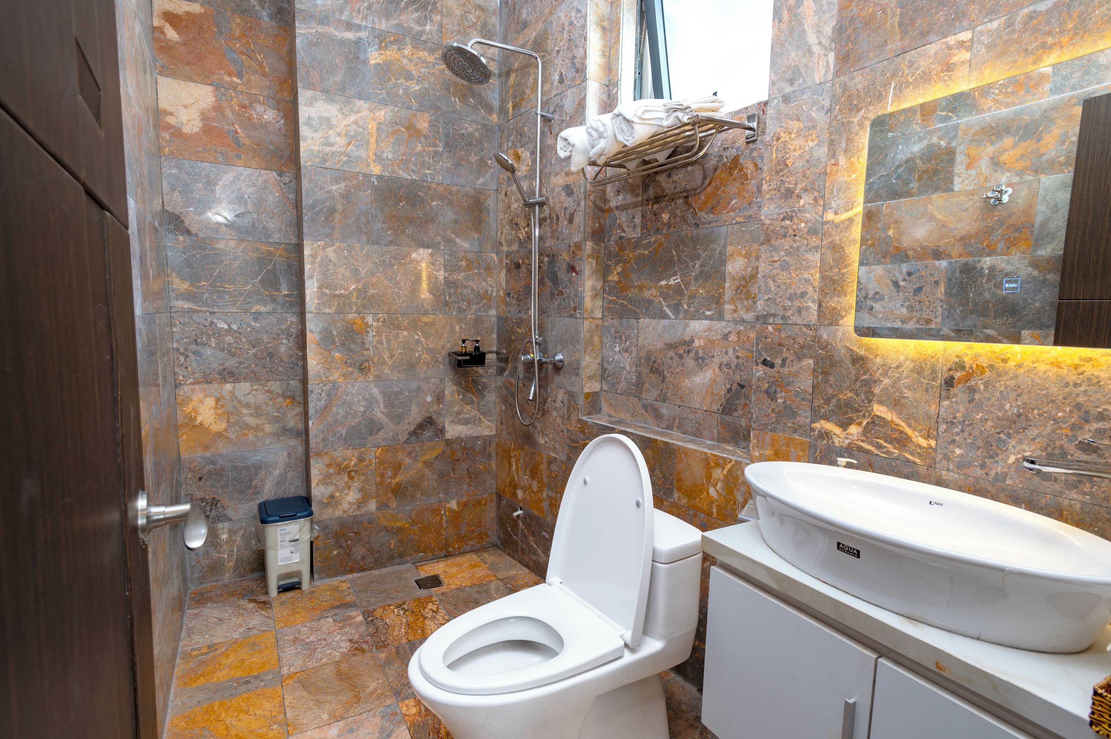 shower, rainfall showerhead, free toiletries, hair dryer