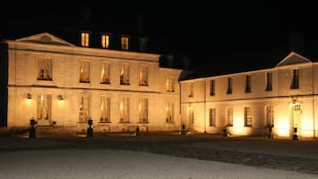 施設の正面 (日没後)