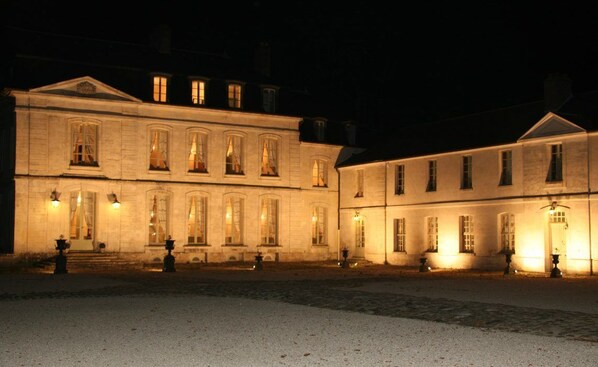 Façade de l’hébergement - soirée/nuit