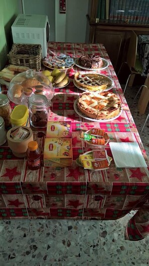 Free daily buffet breakfast - B&B Bibliotechina (Naples)