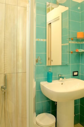 Classic Double Room, Private Bathroom (External) | Bilik Mandi | Pancuran mandi, kelengkapan dandanan diri percuma, pengering rambut 
