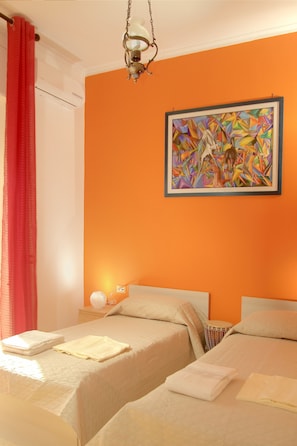 Classic Double or Twin Room, Balcony, City View (Musica) | Bar mini, dihias secara berasingan 