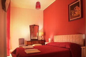 Classic Double Room, Balcony, City View (Teatro) | Minibar, individually decorated, individually furnished, desk - B&B Bibliotechina (Naples)