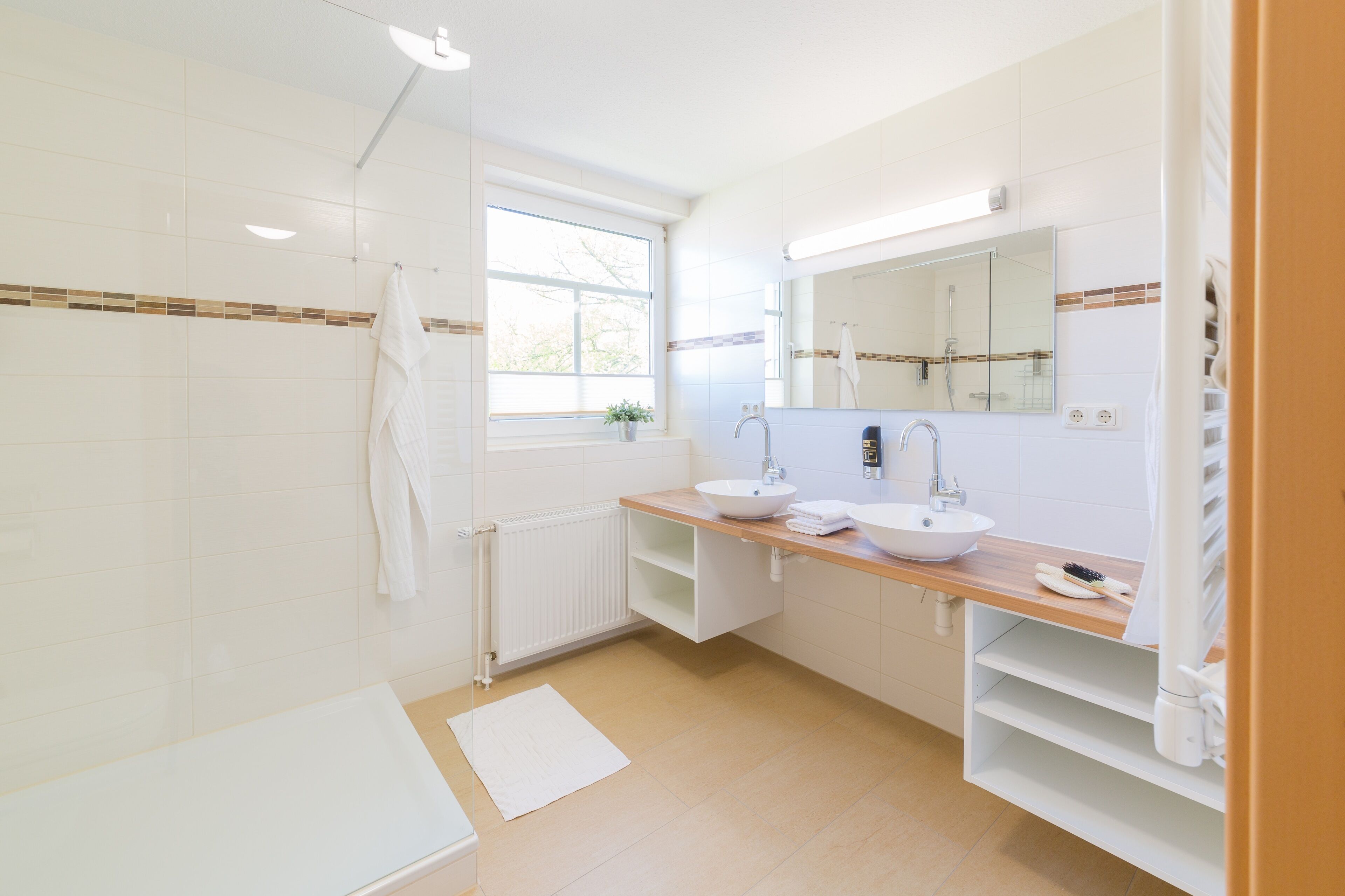 junior studio suite | bathroom | shower, free toiletries, towels
