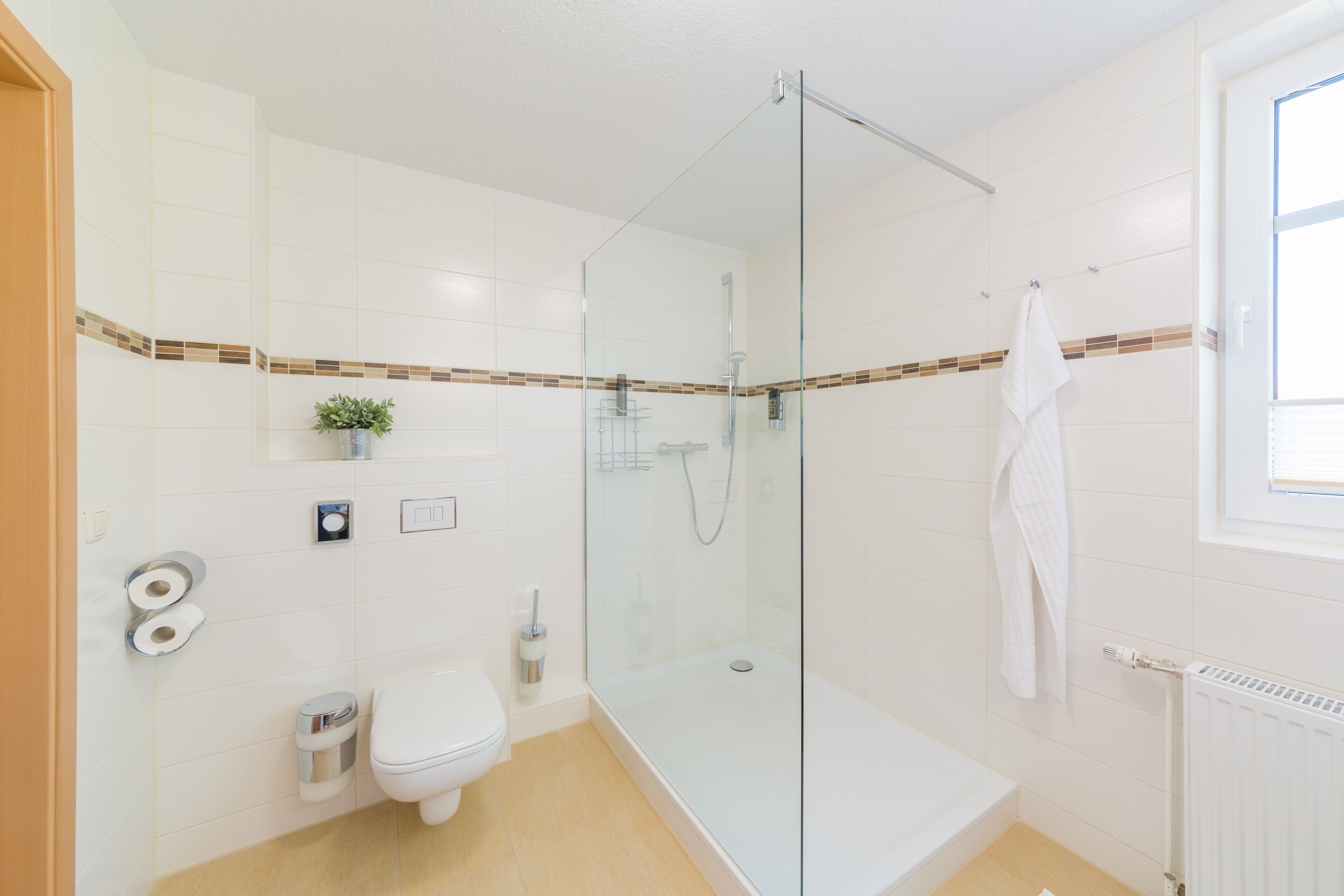 Junior-Studiosuite | Badezimmer | Dusche, kostenlose Toilettenartikel, Handtücher