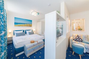 Quarto casal premium | Área de estar | TV de tela plana