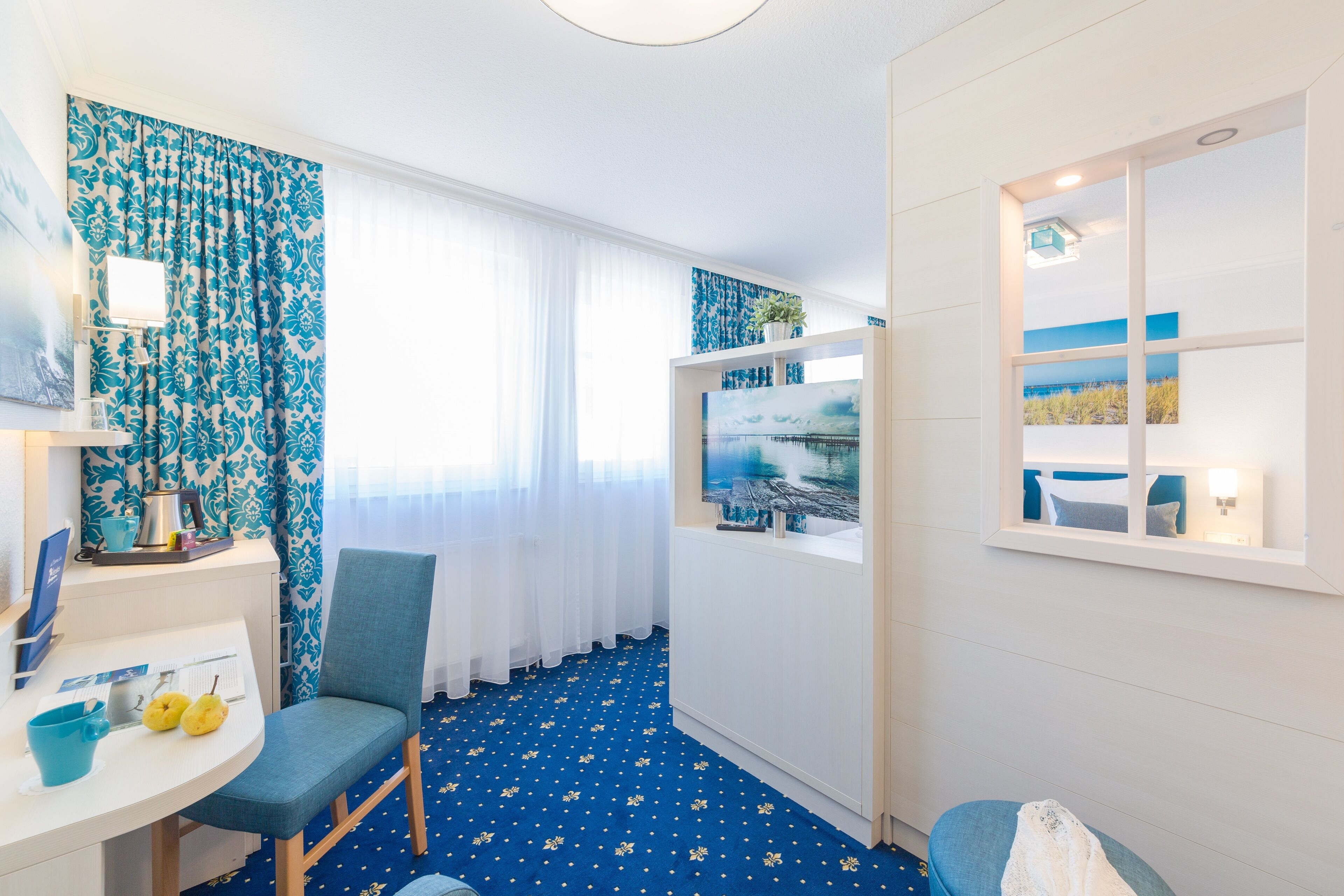 junior studio suite | living area | flat-screen tv