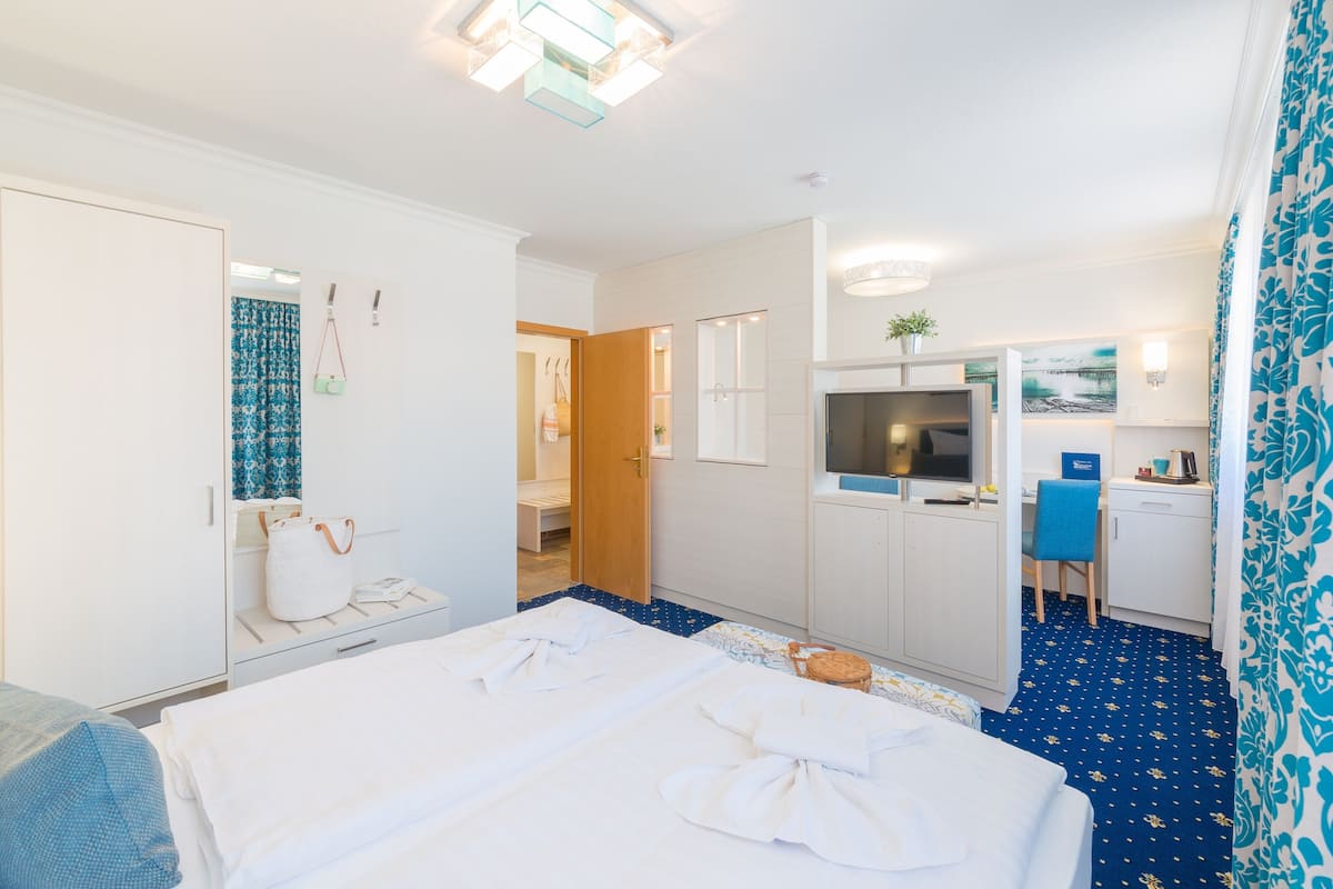 junior studio suite | desk, laptop workspace, free wifi, bed sheets