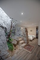 Deluxe Cabin | Minibar, in-room safe, laptop workspace, blackout drapes