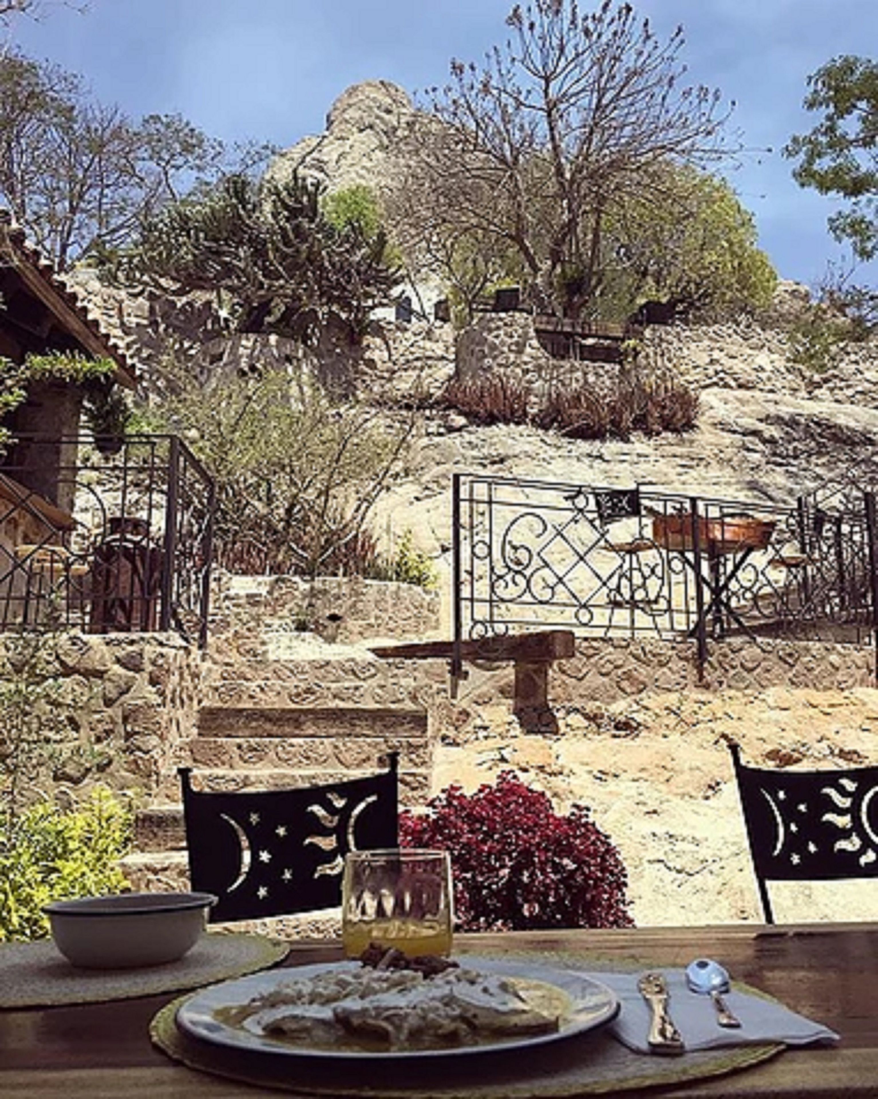 breakfast, lunch and dinner served