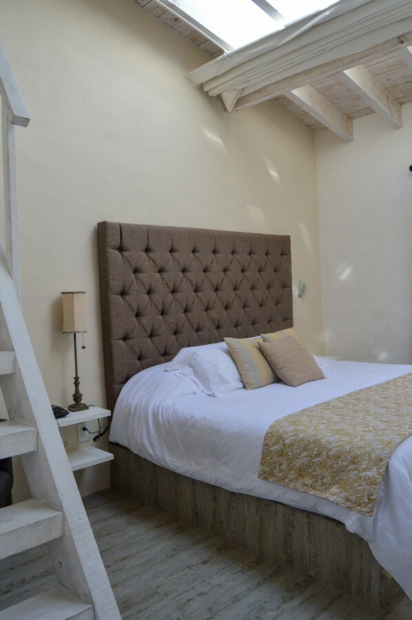 Panoramic Suite | Minibar, in-room safe, laptop workspace, blackout curtains - Hotel de Piedra (Ezequiel Montes)