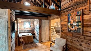 Cabaña familiar | Minibar y caja de seguridad en la habitación