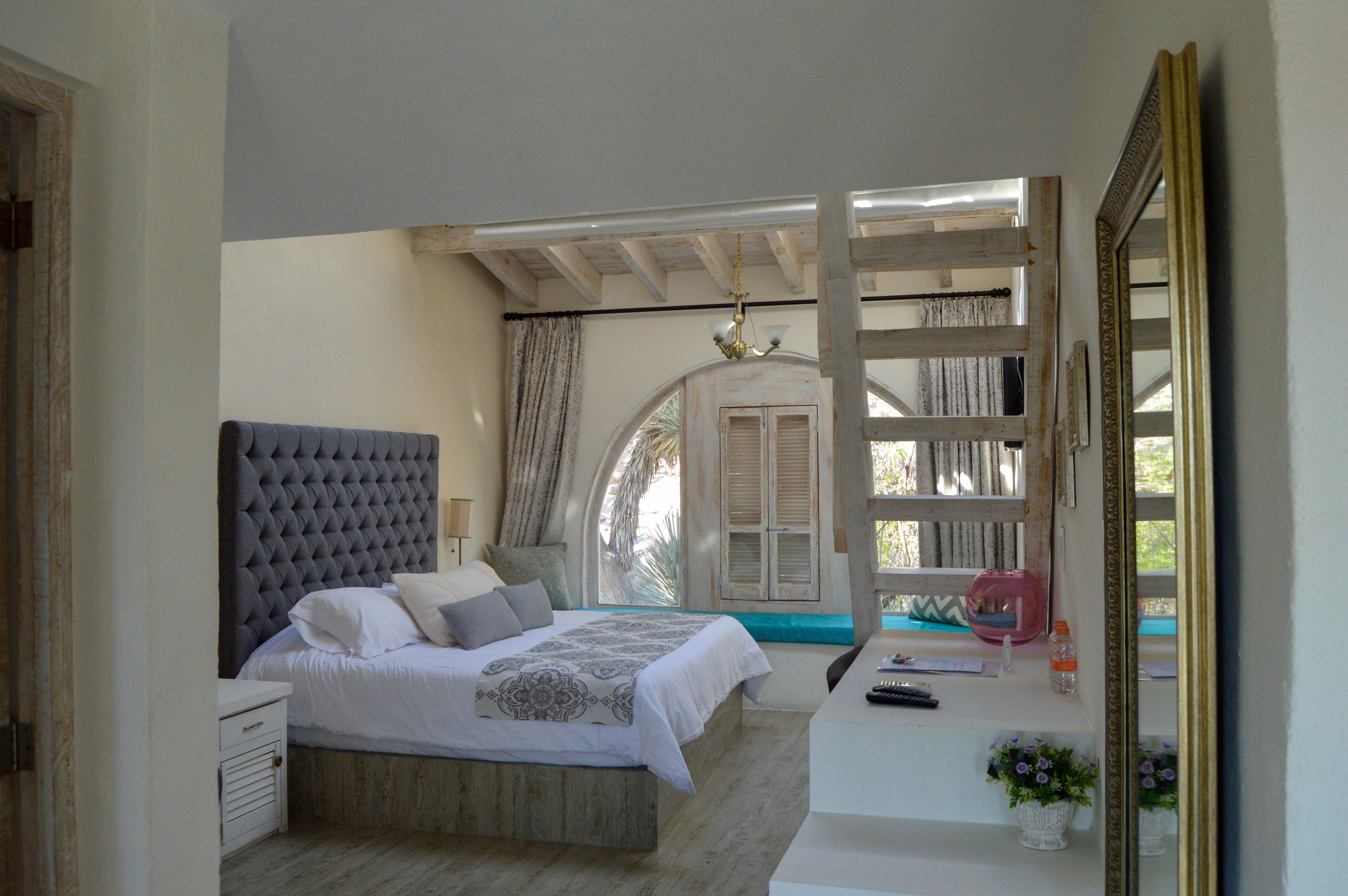 Panoramic Suite | Frigobar, cofres nos quartos, espaço de trabalho para notebook