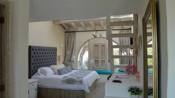 Panoramic Suite | Een minibar, een kluis op de kamer, een laptopwerkplek