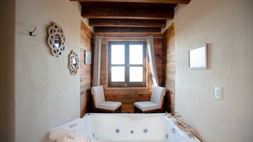 Deluxe huisje | Een minibar, een kluis op de kamer, een laptopwerkplek