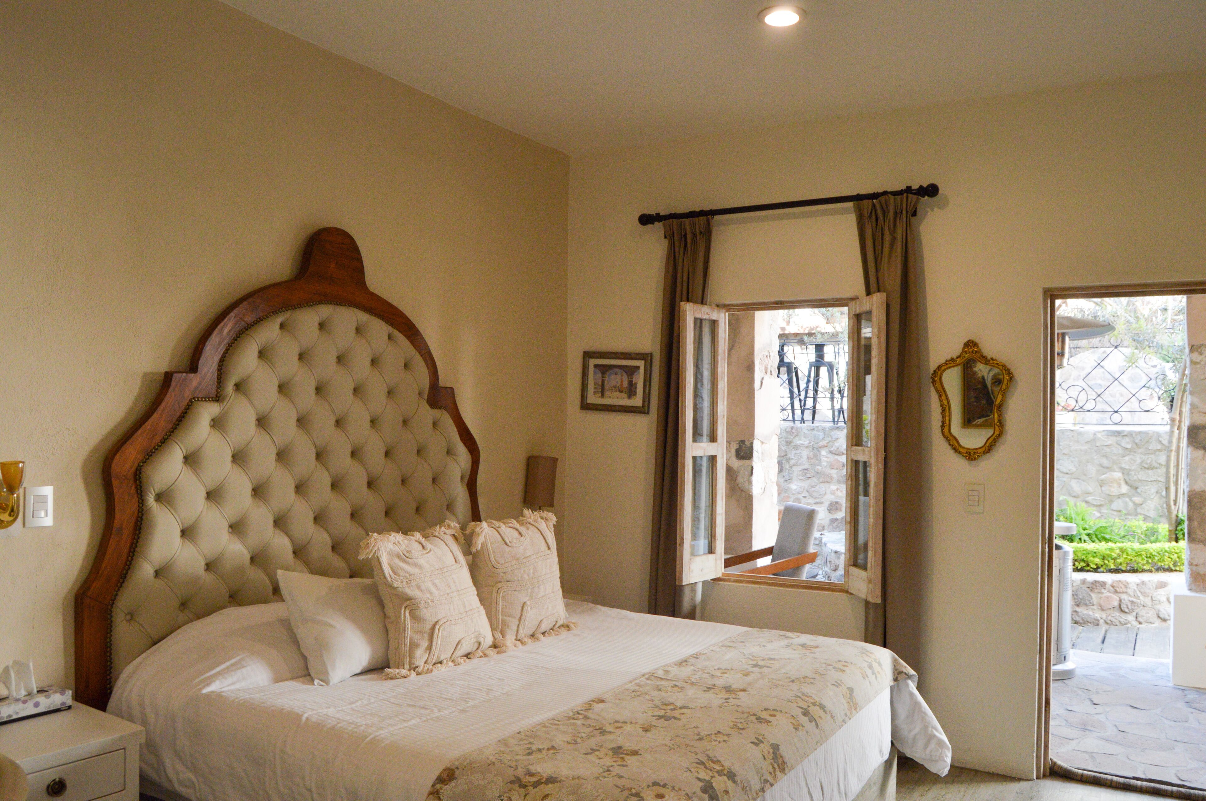 Suíte standard | Frigobar, cofres nos quartos, espaço de trabalho para notebook