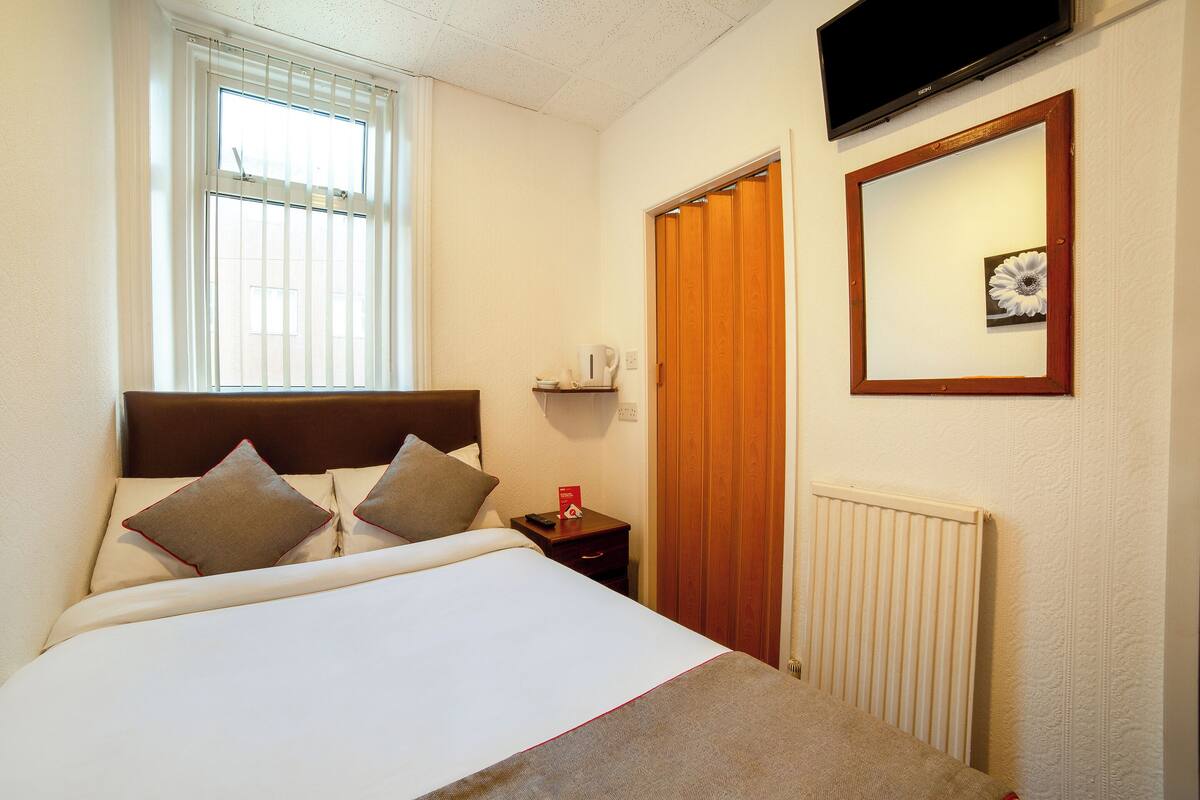 Standard Room, 1 Double Bed (View) | 1 bedroom, desk, bed sheets